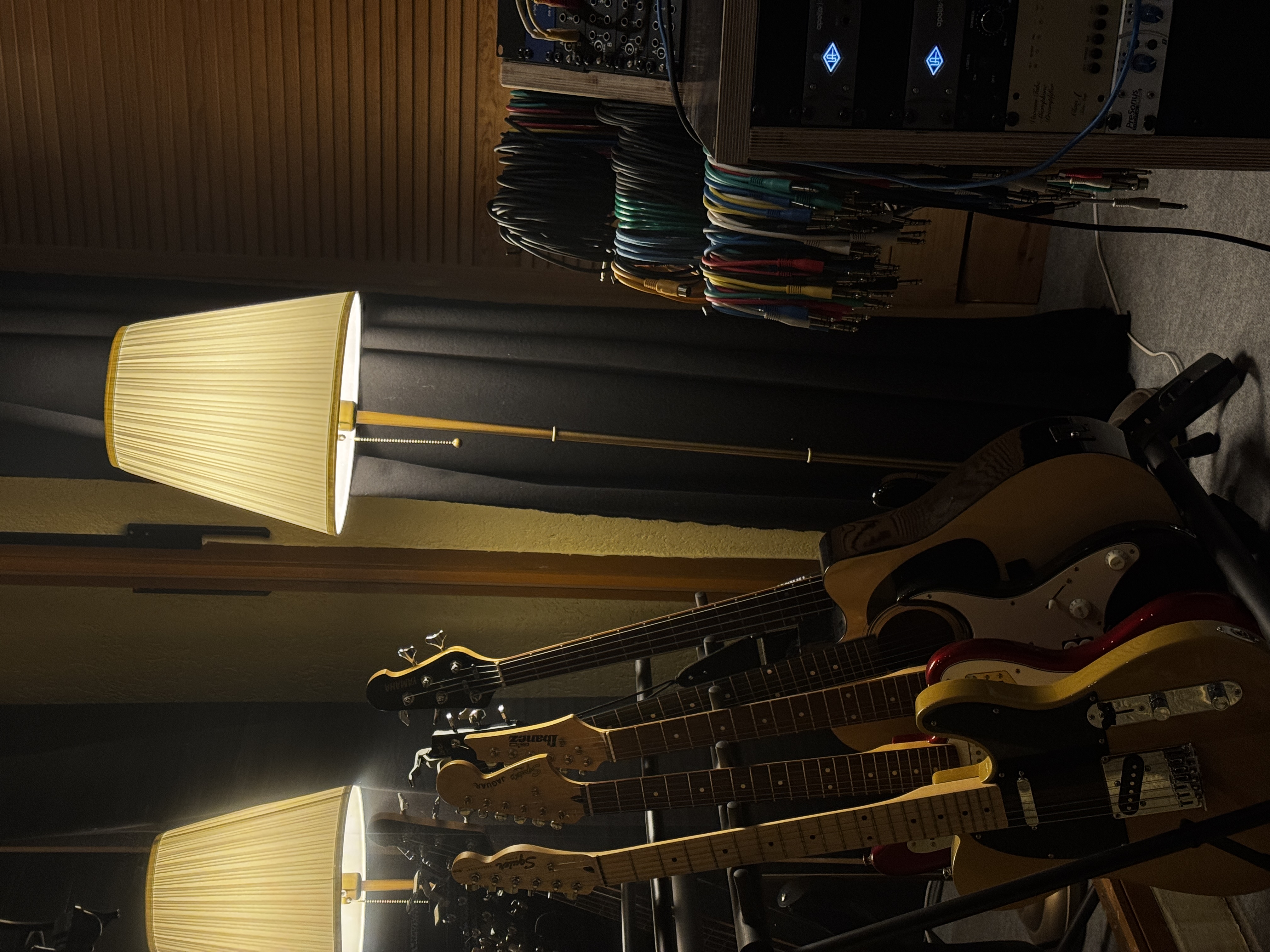 Gitarren- und Bass-Sammlung mit Stehlampen im MJM Studio